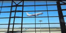 Aerei, l&rsquo;Europa apre al cherosene Usa: cosa cambia per i voli