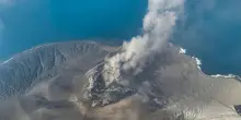 Indonesia, eruzione vulcano Anak Krakatoa, chiusi ancora 4 aeroporti