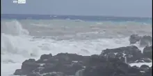 Il maltempo sferza la Sicilia: allerta per la pioggia, il vento e le mareggiate