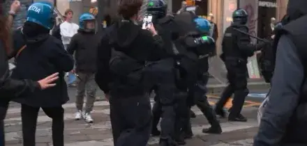 Milano, gli scontri con polizia in centro. VIDEO