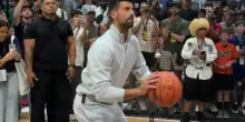Djokovic &egrave; un fenomeno anche a basket: segna 3 triple consecutive. VIDEO