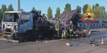 Incidente in tangenziale Ovest di Milano, camion in fiamme