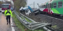 Ferrara, incidente treno e camion bisarca: autisti feriti