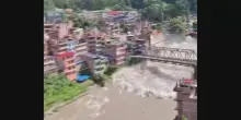 Alluvione Nepal, onda travolge ponte sul fiume Trishuli