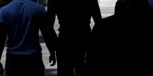 Pavia, disabile picchiato in piazza e deriso sui social: 6 denunciati