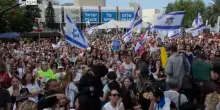 Tel Aviv, cittadini israeliani festeggiano in piazza dopo rilascio ostaggi