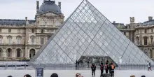 Furto al Louvre, si dimette la presidente del museo Laurence de Cars
