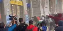 Milano, in Stazione Centrale scontri tra manifestanti e polizia. VIDEO