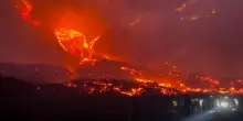 Etna, continua l&rsquo;eruzione: la lava scende a quota 1.300 metri. FOTO