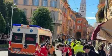 Modena, auto investe una decina di pedoni: le immagini dei soccorsi