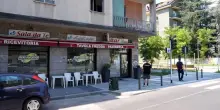 Milano, 55enne accoltellato davanti a un bar in zona San Siro. LE FOTO
