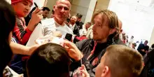 Milan, Modric &egrave; arrivato in Australia: l'abbraccio dei tifosi. VIDEO