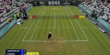 Kyrgios vince il set servendo dal basso contro Shimabukuro