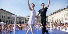 Torino si veste di bianco, la lezione di danza di Roberto Bolle
