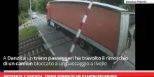 Incidente a Danzica, treno travolge un camion sui binari