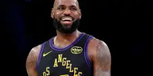 LeBron e un debutto storico: doppia doppia ai Jazz e 23^ stagione da professionista