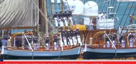 New York, Nave Vespucci sfila sull'Hudson per il 4 luglio