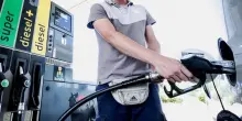 Carburanti, effetto accise: il diesel &egrave; pi&ugrave; caro della benzina