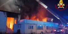 Milano, incendio in azienda rifiuti: vigili del fuoco al lavoro