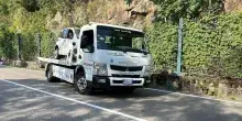 Auto sbanda e travolge 5 pedoni: morta 17enne e 4 feriti gravi. LIVE