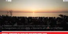 Odessa, concerto all&rsquo;alba sul Mar Nero dopo i raid