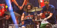 Cucurella diventa batterista nella festa della Spagna
