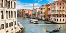 Turismo, presenze stabili ma pesa il rischio per le guerre: i dati