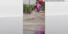 Alluvione in Texas, salvato uomo bloccato su ponte sommerso