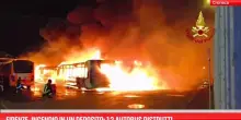 Firenze, incendio in un deposito: 12 autobus distrutti
