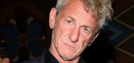 Sean Penn riceve 'Oscar' fatto con metallo di guerra