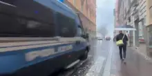 Roma, auto elettrica in fiamme davanti al Viminale