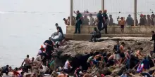 Emergenza migranti Ceuta, Roma valuta stop a Schengen. Madrid protesta