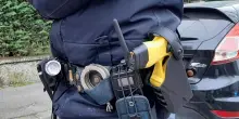 La polizia locale di Milano avr&agrave; in dotazione il taser