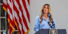Melania Trump torna in pubblico a un evento alla Casa Bianca. LE FOTO