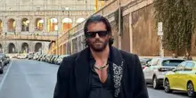 Can Yaman posa davanti a Colosseo e smentisce notizie: 'Fake news'