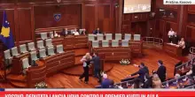 Kosovo, deputata lancia uova contro il premier Kurti in Aula