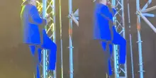 Al Bano in concerto a Bagheria si arrampica e canta Felicit&agrave;. VIDEO