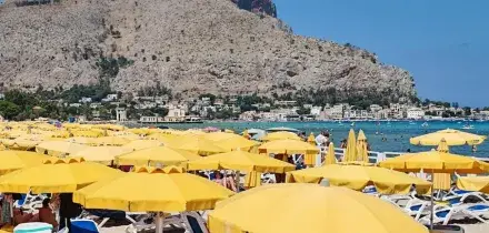 Sospeso stop concessione spiaggia Mondello, 'rischi ordine pubblico'
