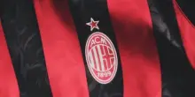 Fuoco e fiamme sulla nuova maglia del Milan