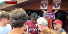 Torino, Zapata firma autografi nel ritiro di Pinzolo