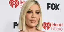 Tori Spelling, incidente d&rsquo;auto con i figli: ferita ma fuori pericolo