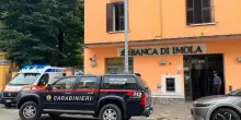 Bologna, rapina con ostaggi in banca a Casalecchio: banditi in fuga