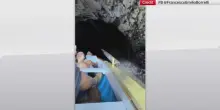 Grotta Azzurra, barca con blogger Usa imbarca acqua