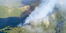 Incendio nel Mugello, bosco in fiamme: elicotteri in azione