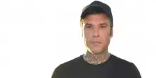 Fedez denunciato da 4 giovani per un'aggressione fuori da discoteca