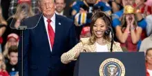 Nicky Minaj sale sul palco accanto a Donald Trump in Michigan