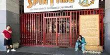 Incendio allo Spin Time Labs di Roma, evacuato lo stabile occupato
