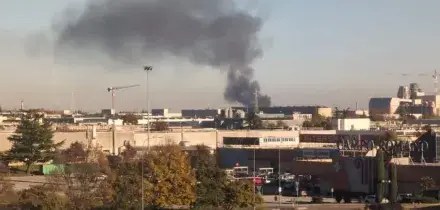 Vicenza, incendio ai magazzini Munari di Thiene: fiamme altissime FOTO