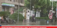 Tifone Dolphin si abbatte sulla Cina, allagamenti a Shanghai