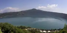 Malore mentre va in canoa sul lago di Albano, 44enne morto annegato